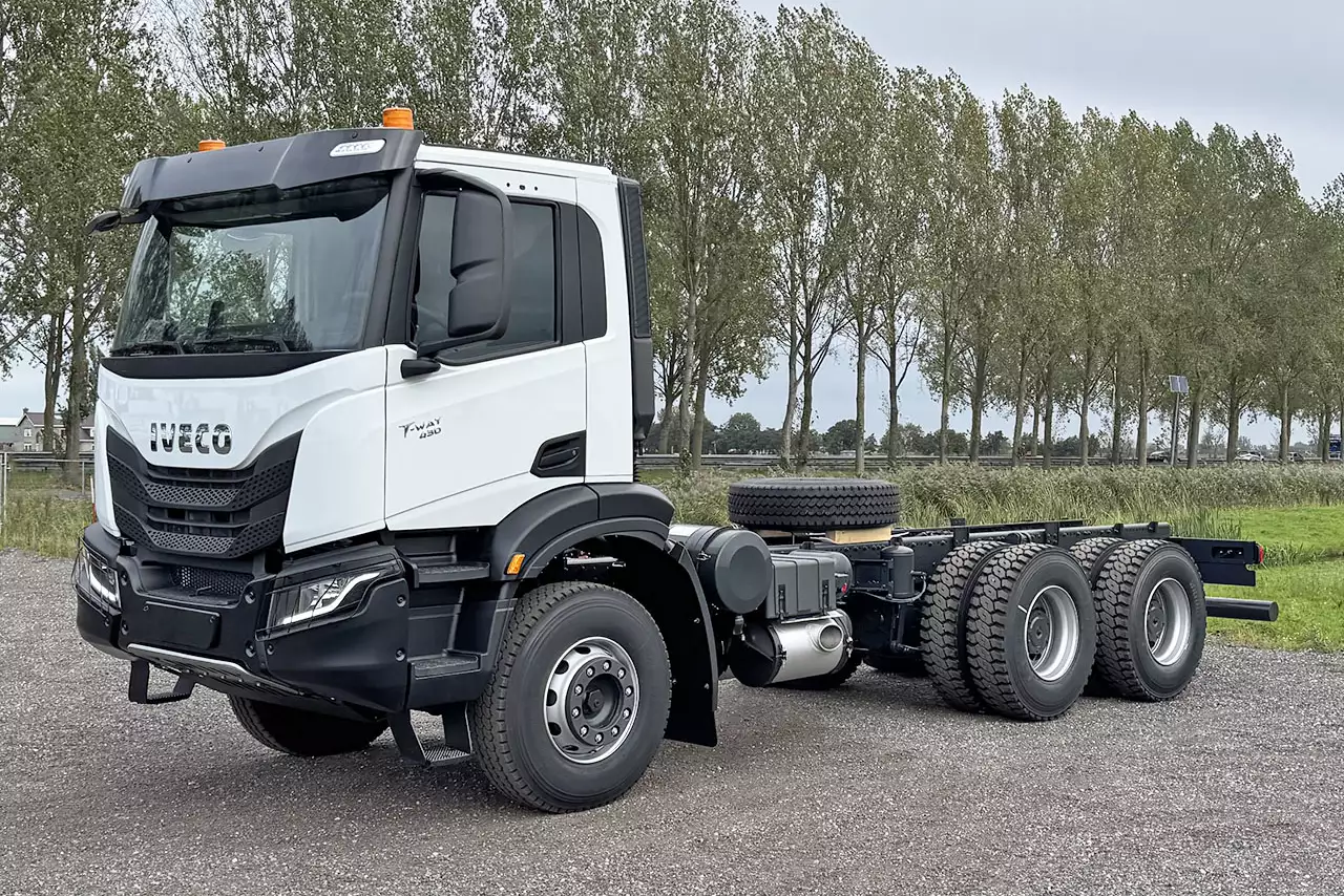 Iveco T-Way AD380T43-3800 AT 6x4 Chassis Cabin