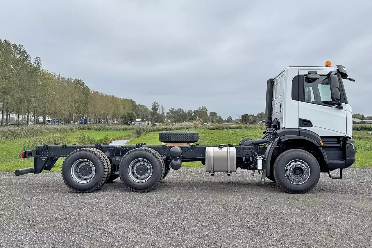 Iveco T-Way AD380T43-3800 AT 6x4 Chassis Cabin