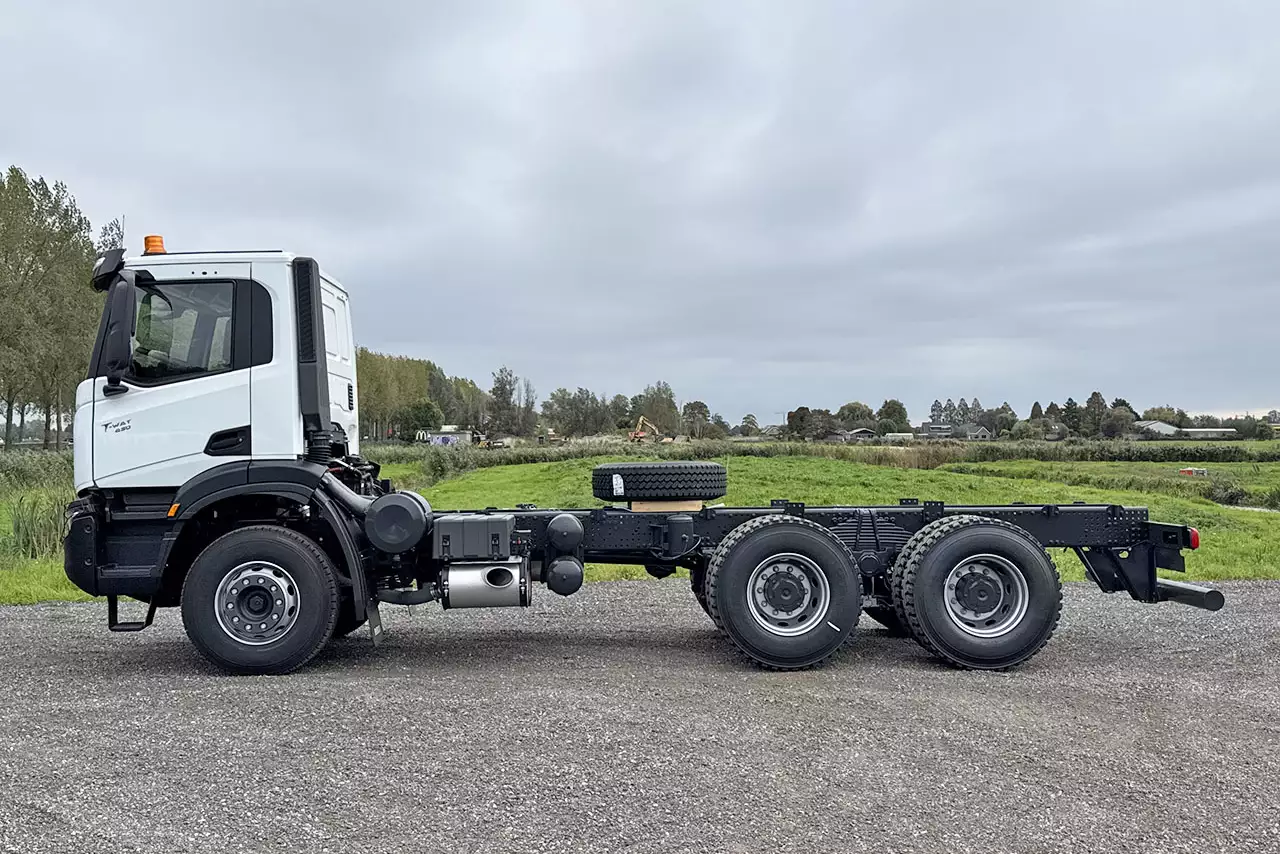 Iveco T-Way AD380T43-3800 AT 6x4 Chassis Cabin