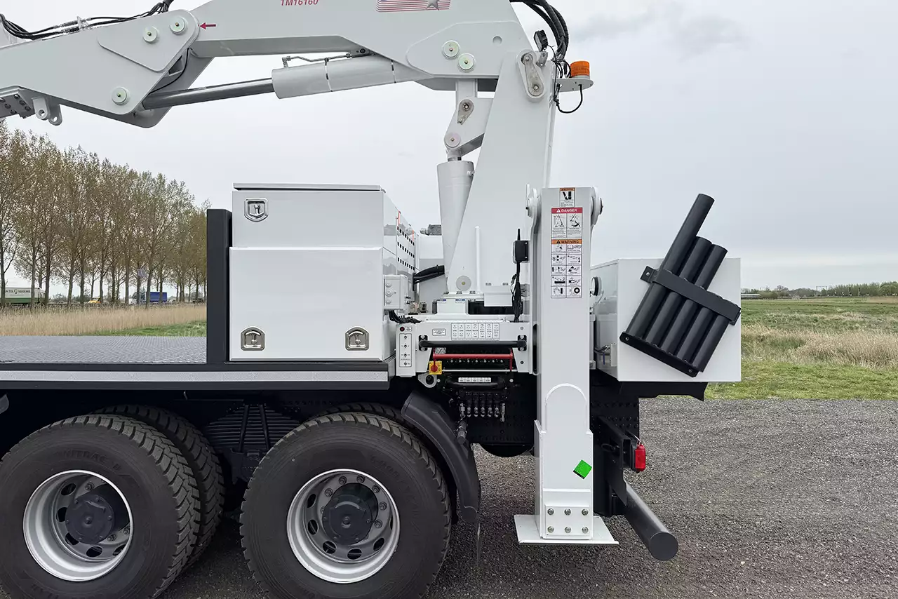 Iveco T-Way AD410T43H AT Stellar 28000 Tire-Handler 8x4 Crane Truck