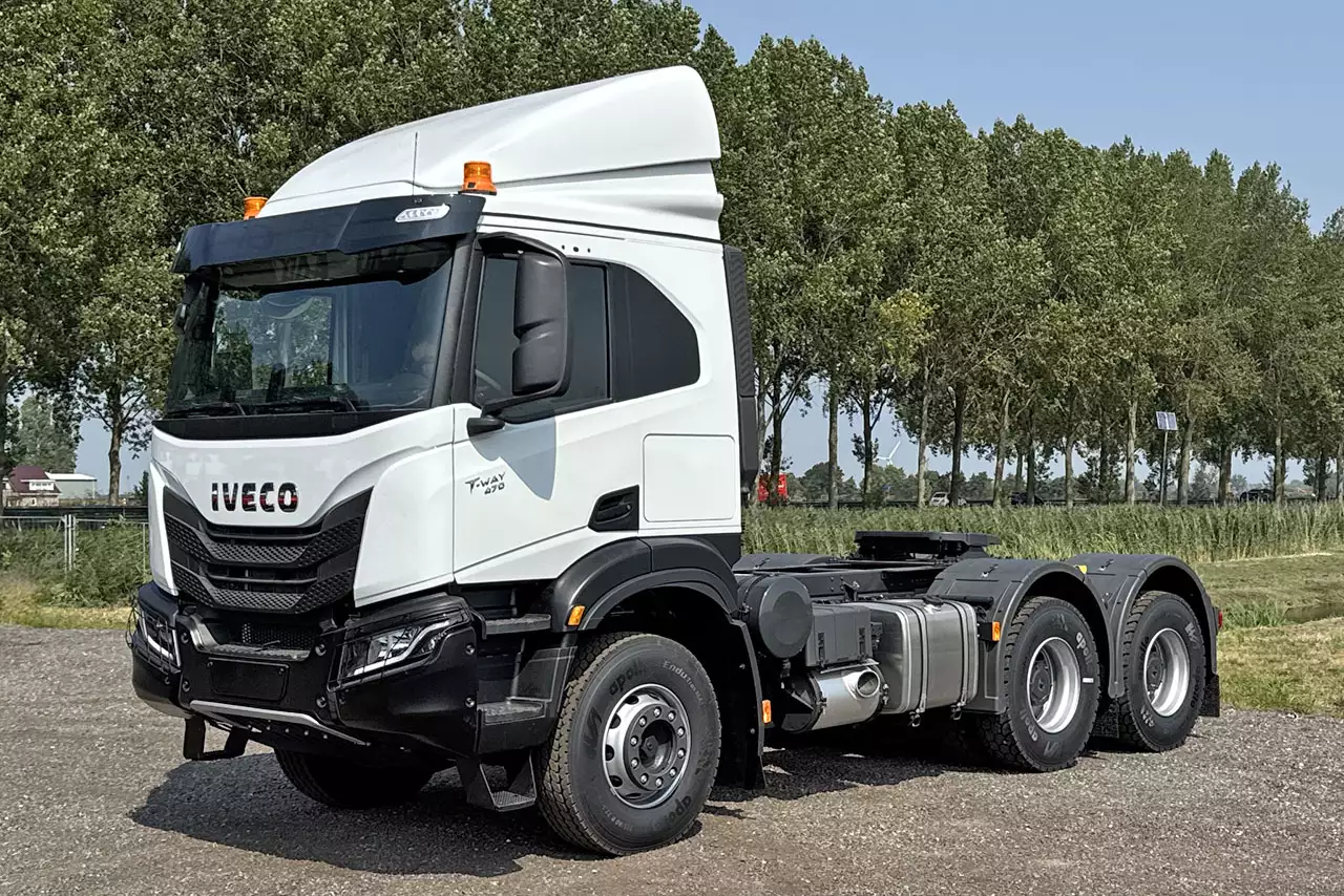 Iveco T-Way AT720T47TH 6x4 Tractor Head