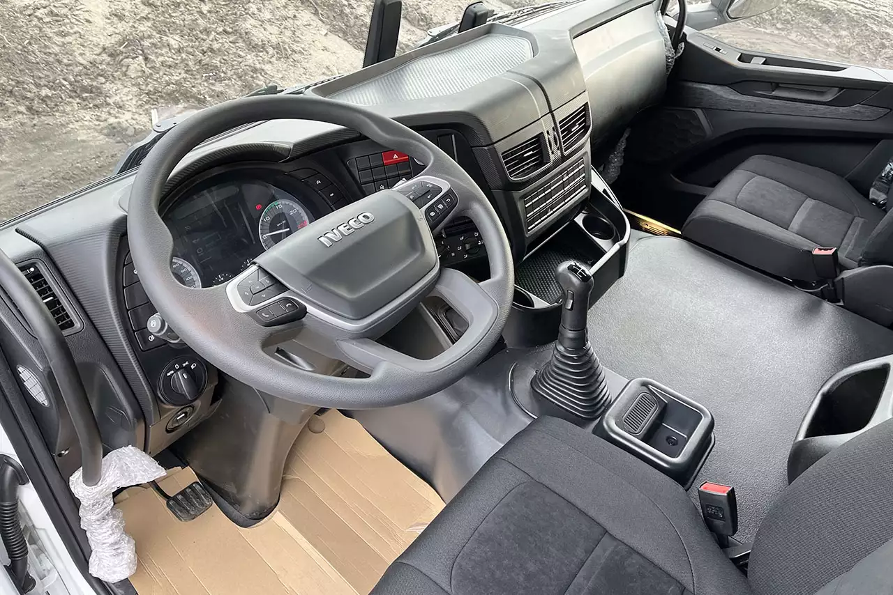 Iveco T-Way AT720T47WTH 6x6 Tractor Head