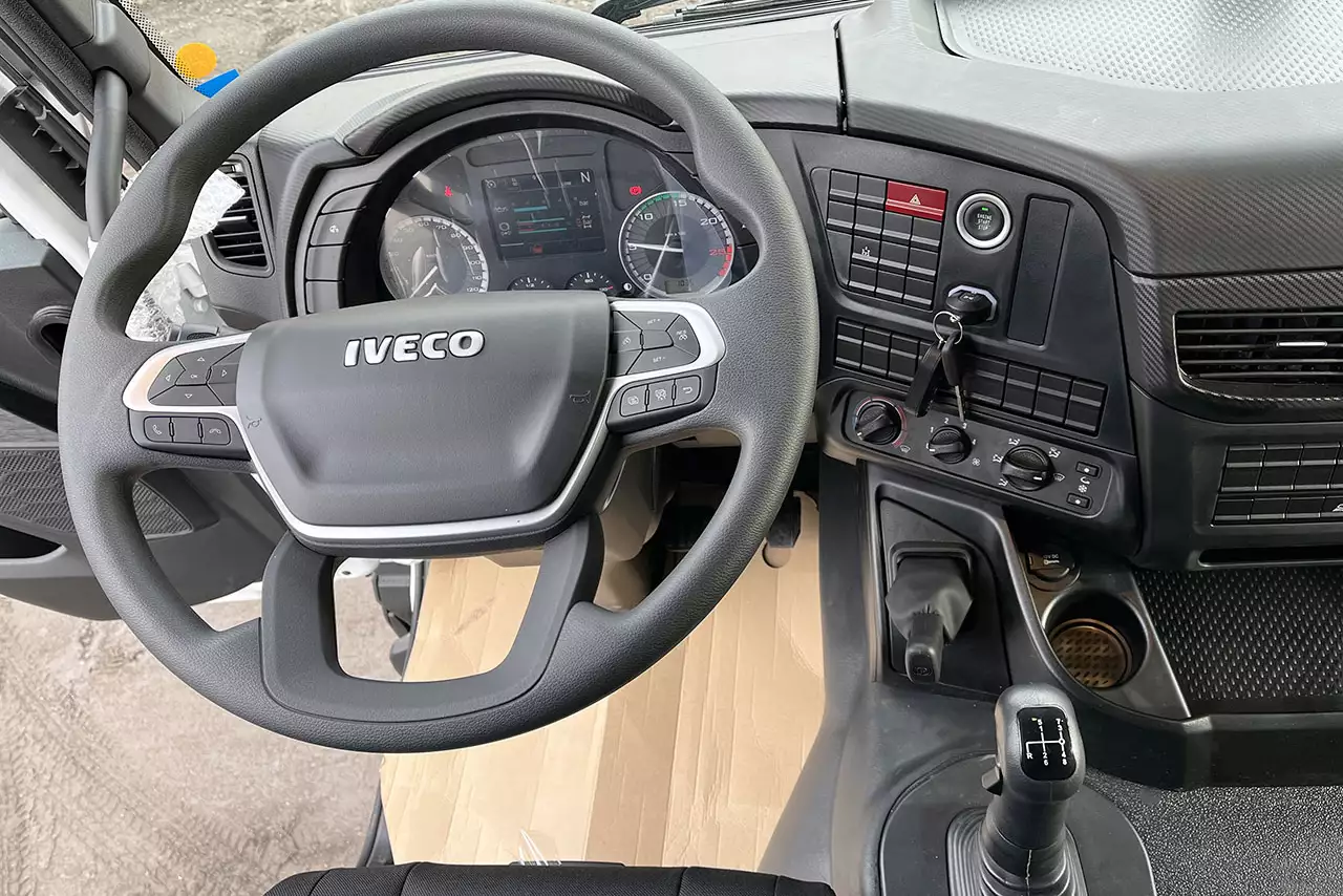 Iveco T-Way AT720T47WTH 6x6 Tractor Head