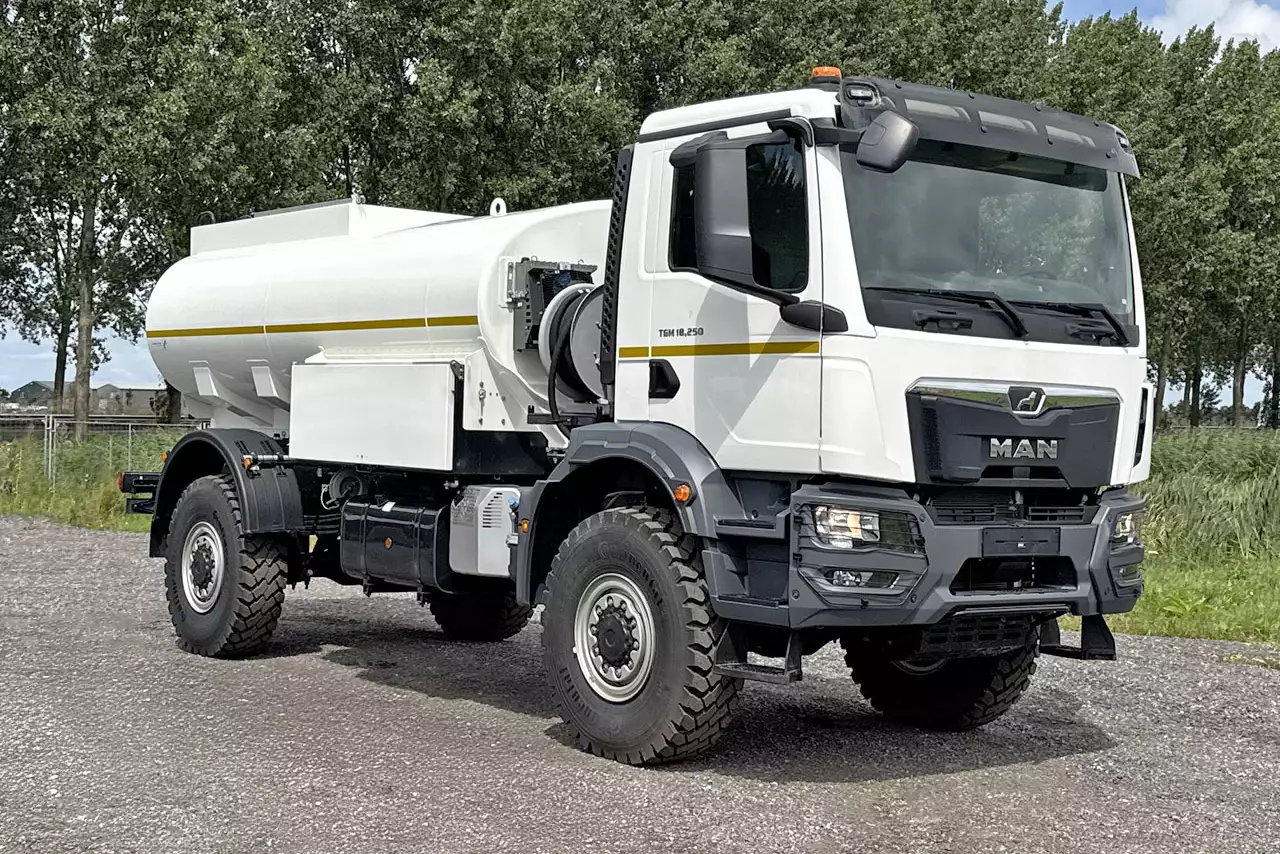 MAN TGM 18.250 BB 4x4 Fuel Tank Truck