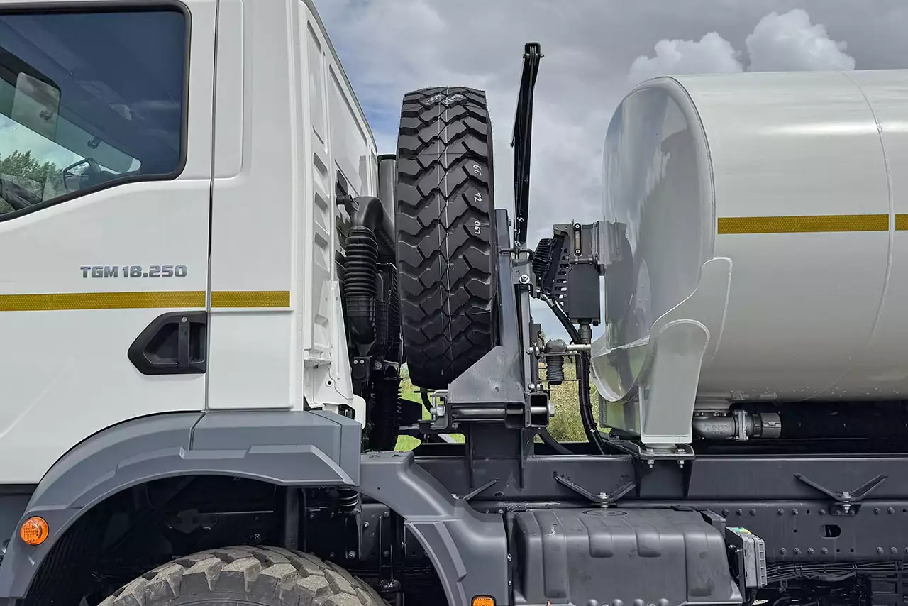 MAN TGM 18.250 BB 4x4 Fuel Tank Truck