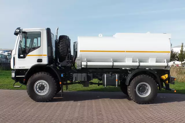 Iveco Eurocargo ML150E24WS 4x4 Camion citerne à carburant