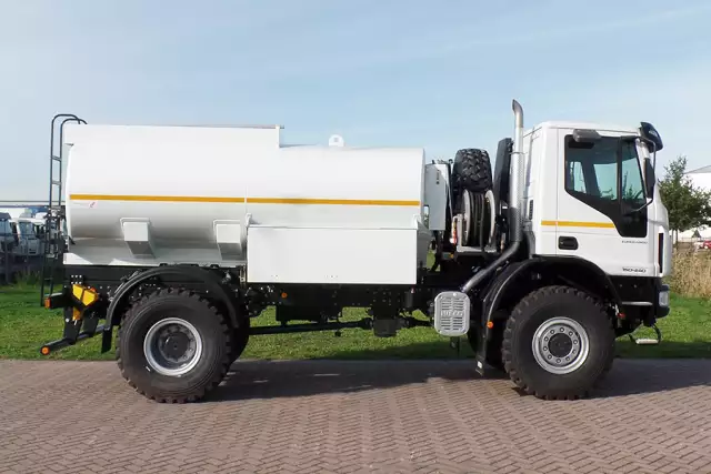 Iveco Eurocargo ML150E24WS 4x4 Camion citerne à carburant