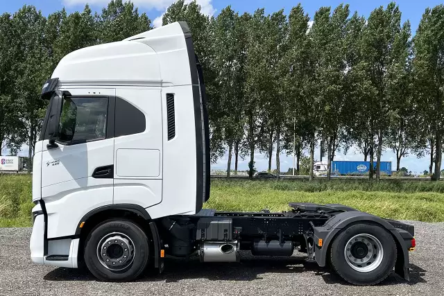 Iveco S-Way AS440S43T/P AT 4x2 Tractor Head