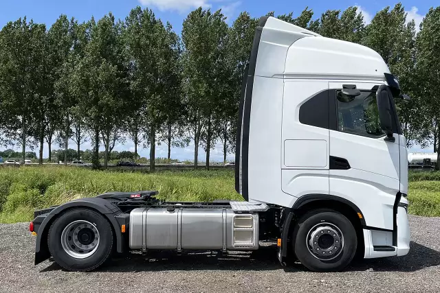 Iveco S-Way AS440S43T/P AT 4x2 Tractor Head