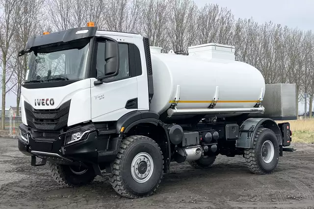 Iveco T-Way AD190T47WH AT 4x4 Camion citerne à carburant