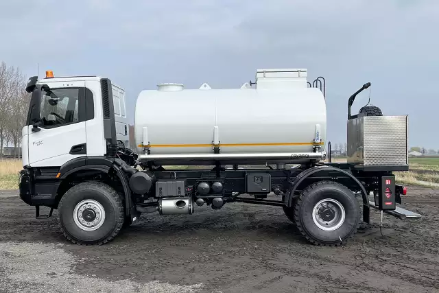 Iveco T-Way AD190T47WH AT 4x4 Camion citerne à carburant