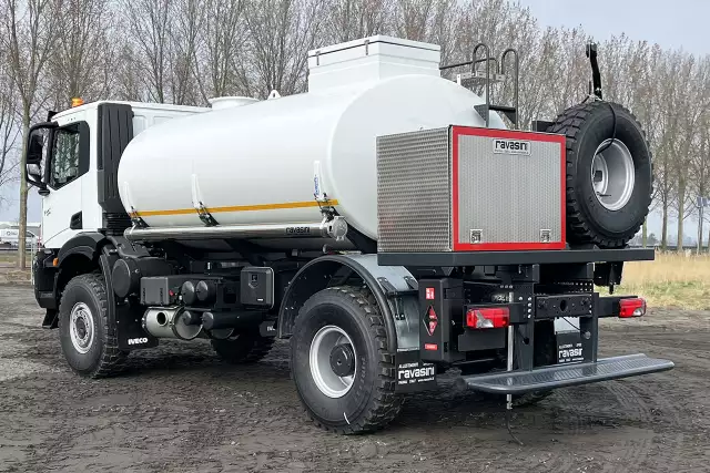 Iveco T-Way AD190T47WH AT 4x4 Camion citerne à carburant