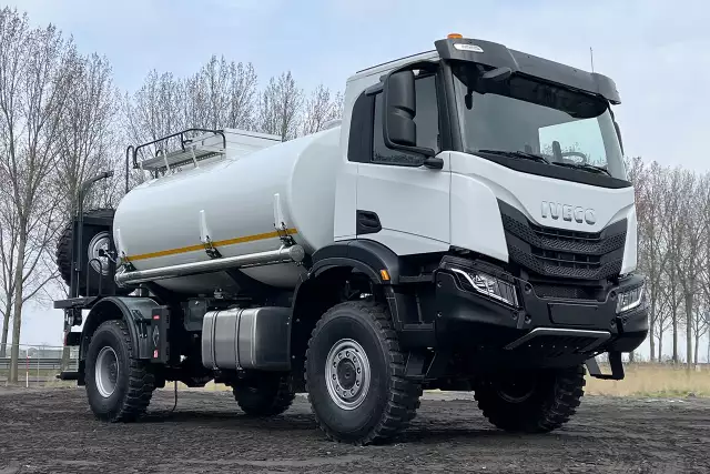 Iveco T-Way AD190T47WH AT 4x4 Camion citerne à carburant