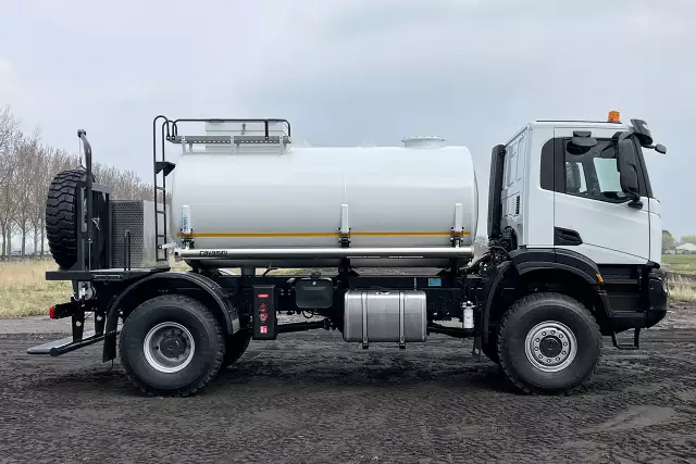 Iveco T-Way AD190T47WH AT 4x4 Camion citerne à carburant