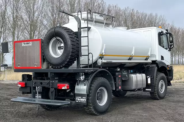 Iveco T-Way AD190T47WH AT 4x4 Camion citerne à carburant