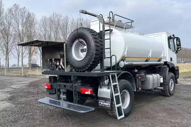 Iveco T-Way AD190T47WH AT 4x4 Camion citerne à carburant