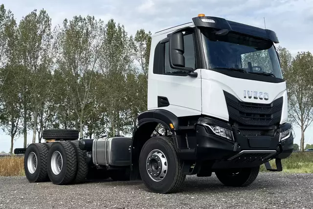 Iveco T-Way AD380T43H-3800 AT 6x4 Chassis Cabin