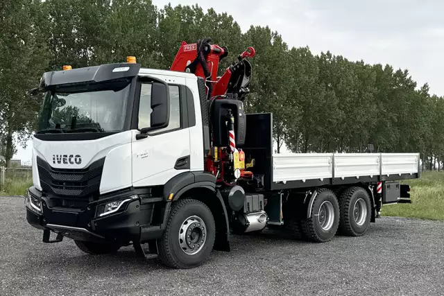 Iveco T-Way AD380T43H AT Fassi F335A.2.24 6x4 Camião com grua