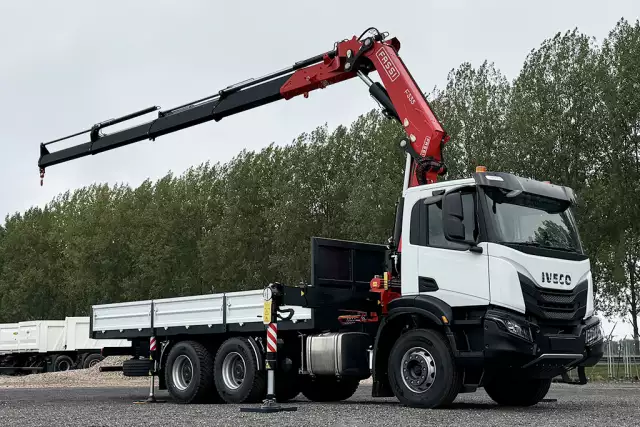 Iveco T-Way AD380T43H AT Fassi F335A.2.24 6x4 Camião com grua