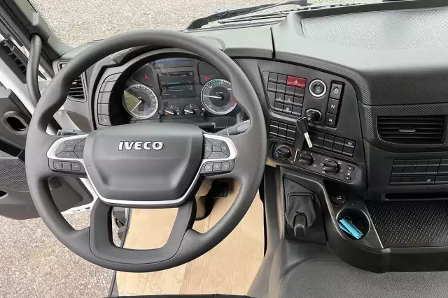 Iveco T-Way AD380T43WH AT 6x6 Caisse bâchée