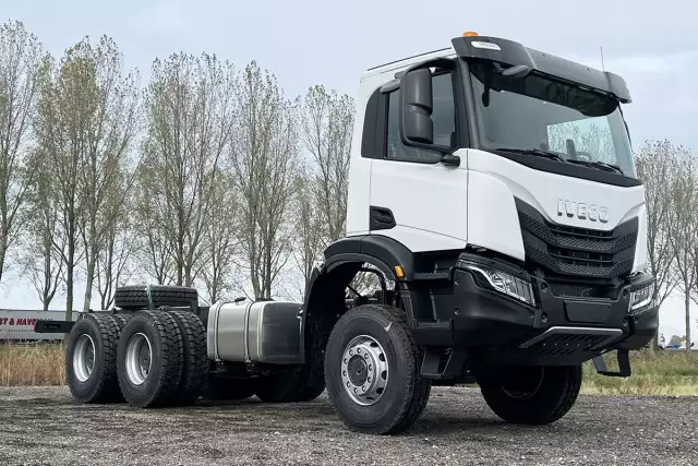 Iveco T-Way AD380T47WH-3800 6x6 Chassis Cabin