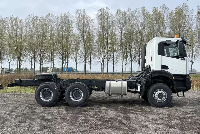 Iveco T-Way AD380T47WH-3800 6x6 Chassis Cabin