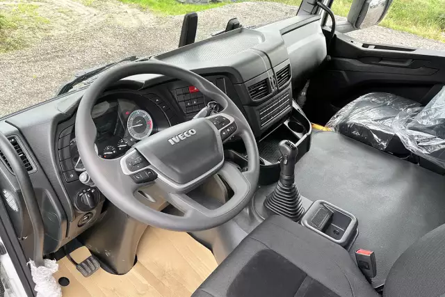 Iveco T-Way AD380T47WH 6x6 Caisse bâchée