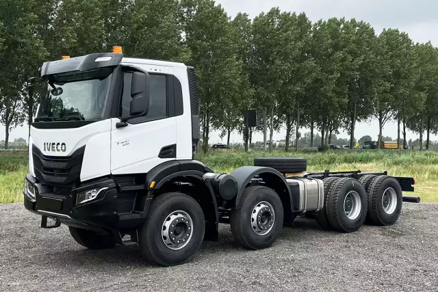 Iveco T-Way AD410T43H-4500 AT 8x4 Chassi Cabine