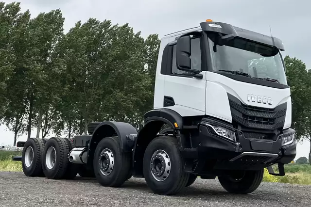 Iveco T-Way AD410T43H-4500 AT 8x4 Chassi Cabine