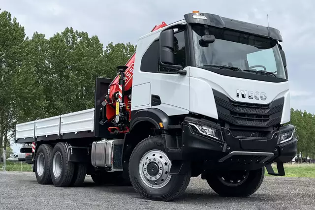 Iveco T-Way AT380T47WH AT Fassi F335A.2.24 6x6 Crane Truck