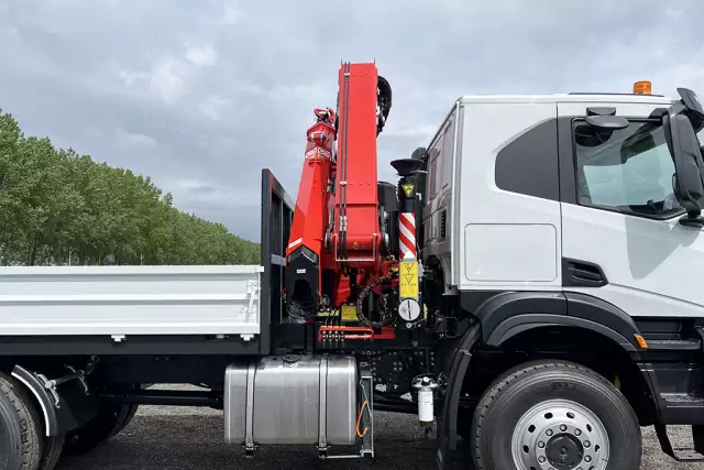 Iveco T-Way AT380T47WH AT Fassi F335A.2.24 6x6 Crane Truck