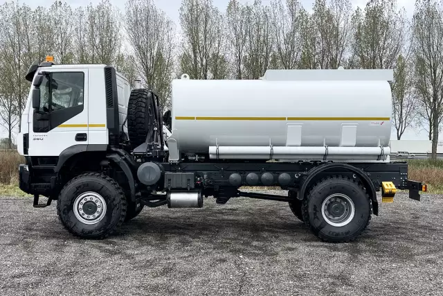 Iveco Trakker AD190T38WH ADR AT 4x4 Fuel Tank Truck