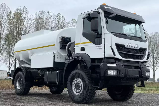 Iveco Trakker AD190T38WH ADR AT 4x4 Fuel Tank Truck