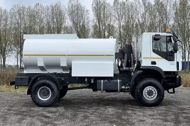 Iveco Trakker AD190T38WH ADR AT 4x4 Fuel Tank Truck