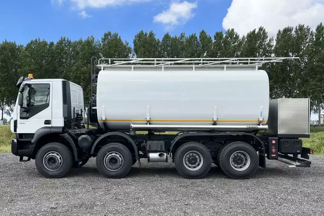 Iveco Trakker AD410T42H 8x4 Fuel Tank Truck