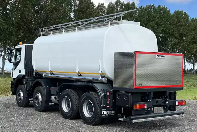 Iveco Trakker AD410T42H 8x4 Fuel Tank Truck