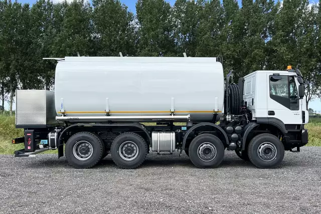 Iveco Trakker AD410T42H 8x4 Fuel Tank Truck