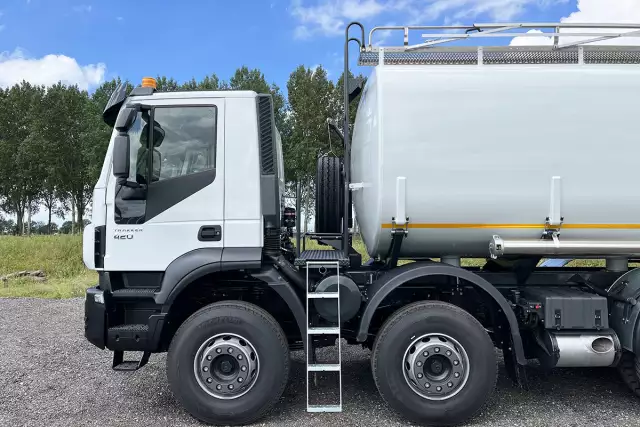 Iveco Trakker AD410T42H 8x4 Fuel Tank Truck