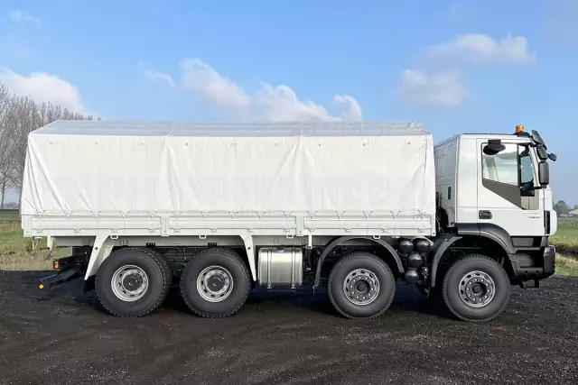 Iveco Trakker AD410T42H 8x4 Caisse bâchée