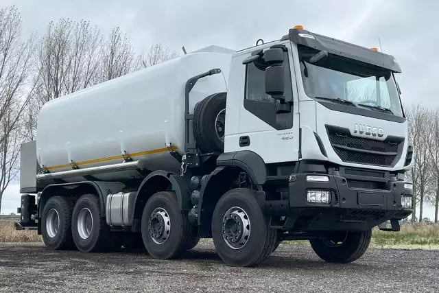 Iveco Trakker AD410T42H ADR 8x4 Fuel Tank Truck