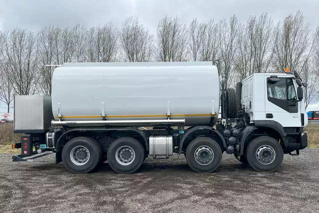 Iveco Trakker AD410T42H ADR 8x4 Fuel Tank Truck