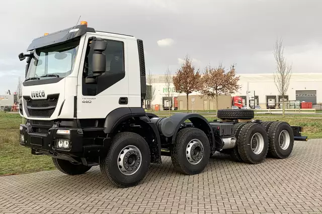 Iveco Trakker AD410T44H-4250 8x4 Chassis Cabin