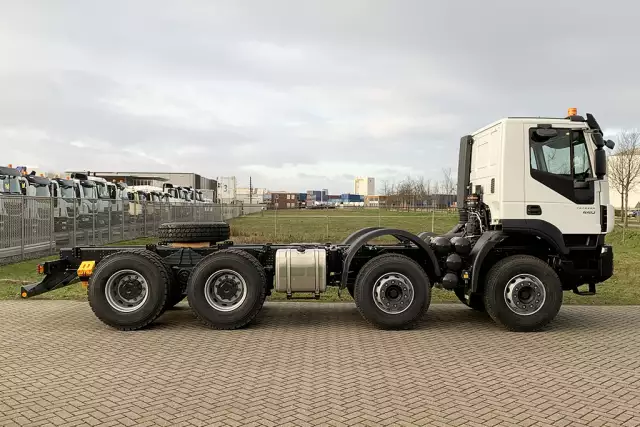 Iveco Trakker AD410T44H-4250 8x4 Chassis Cabin