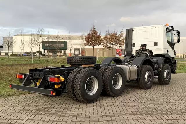 Iveco Trakker AD410T44H-4250 8x4 Chassis Cabin