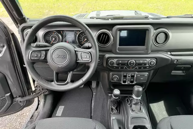 Jeep Gladiator Sport 4x4 SUV (veivulo utilitario esportivo)