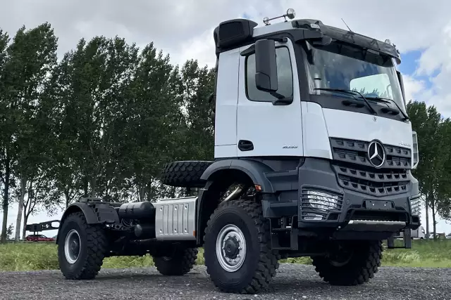 Mercedes-Benz Arocs 2033-A 4x4 Chassis Cabin