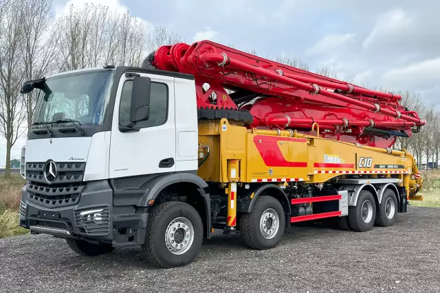 Mercedes-Benz Arocs 4140 8x4 Concrete Pump