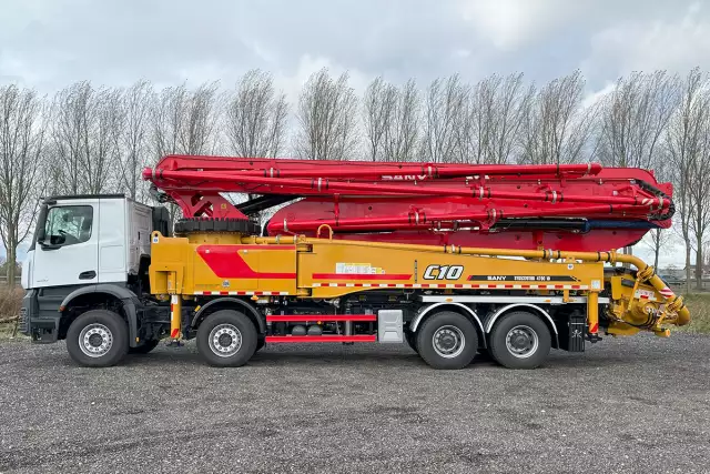 Mercedes-Benz Arocs 4140 8x4 Concrete Pump