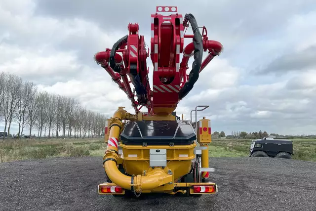 Mercedes-Benz Arocs 4140 8x4 Concrete Pump