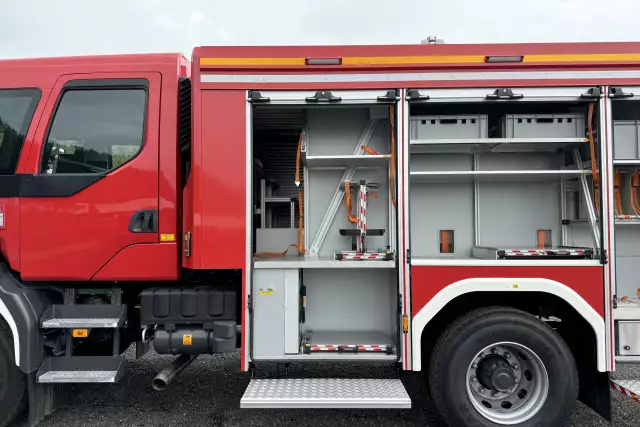 Renault D16 4x4 Camião combate a incendio